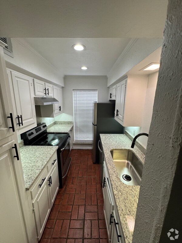 Building Photo - 900 S Weatherred Dr
