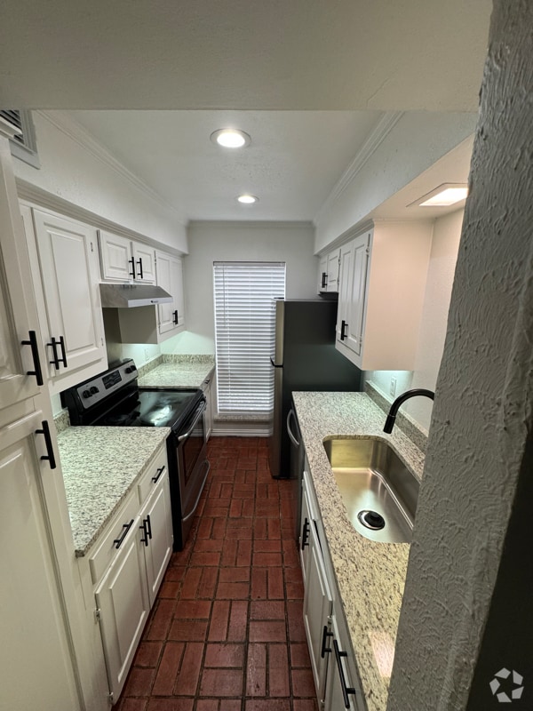 Building Photo - 900 S Weatherred Dr