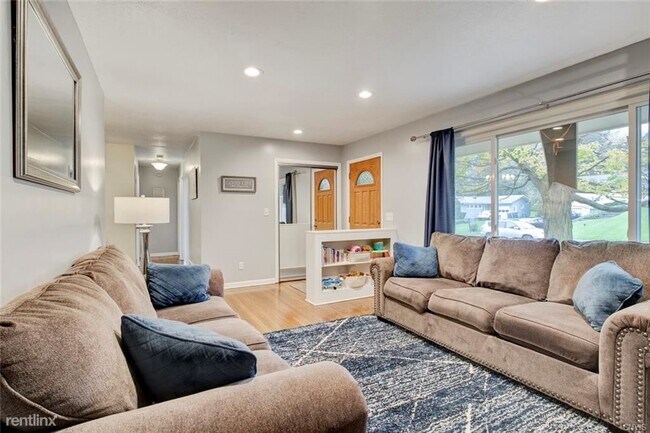 Building Photo - 3 br, 1 bath House - 383 Northfield Way