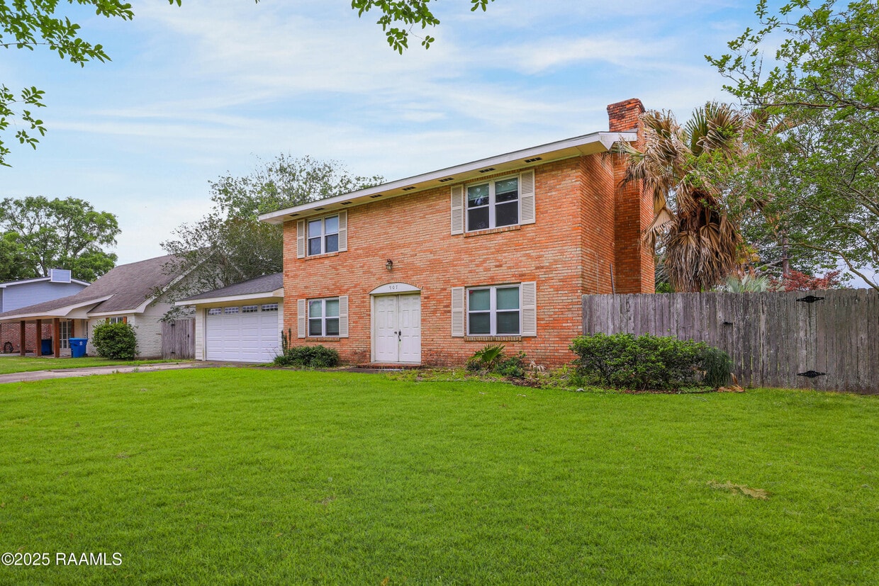 Primary Photo - 907 Omega Dr