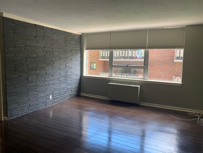 Foto del edificio - 2 Hammond Pond Pkwy