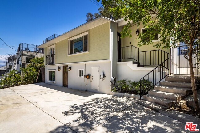 Foto del edificio - 8876 Wonderland Ave
