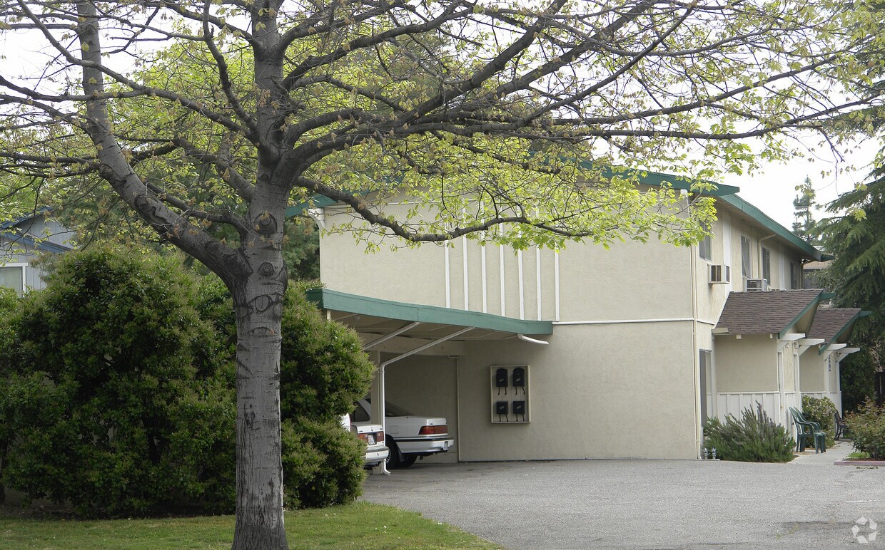 Building Photo - 328 N Livermore Ave