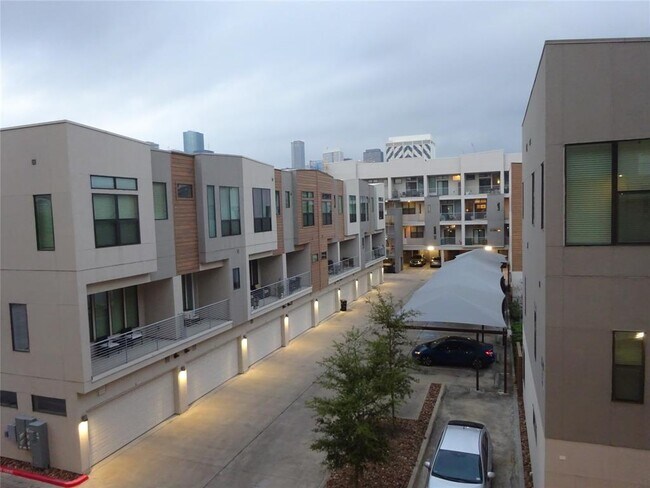 Foto del edificio - 2401 Crawford St