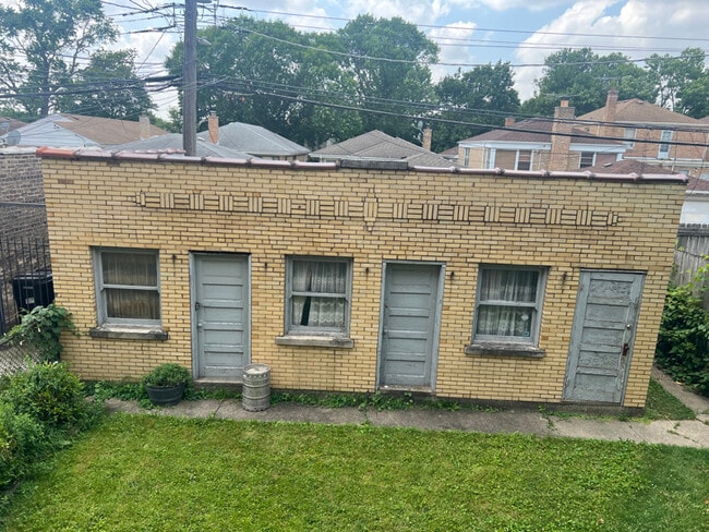 Building Photo - 6028 N Francisco Ave