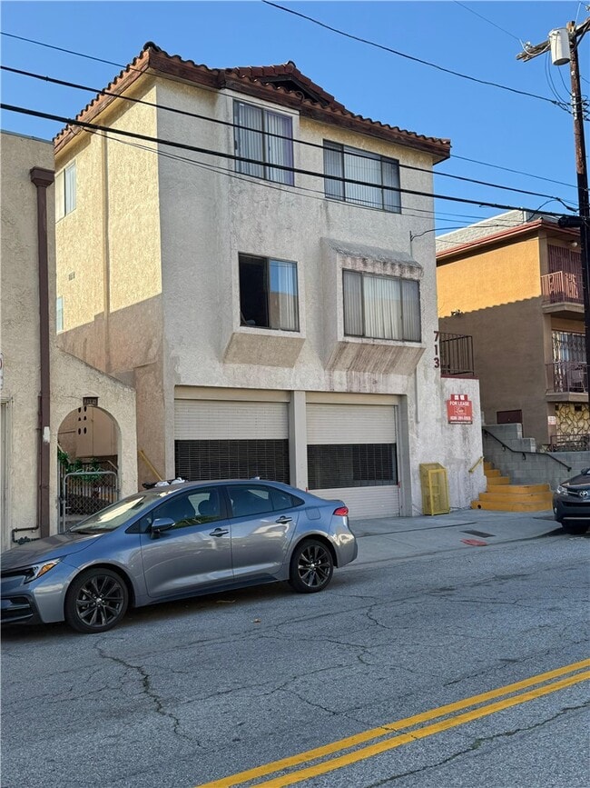 Building Photo - 713 N Grand Ave