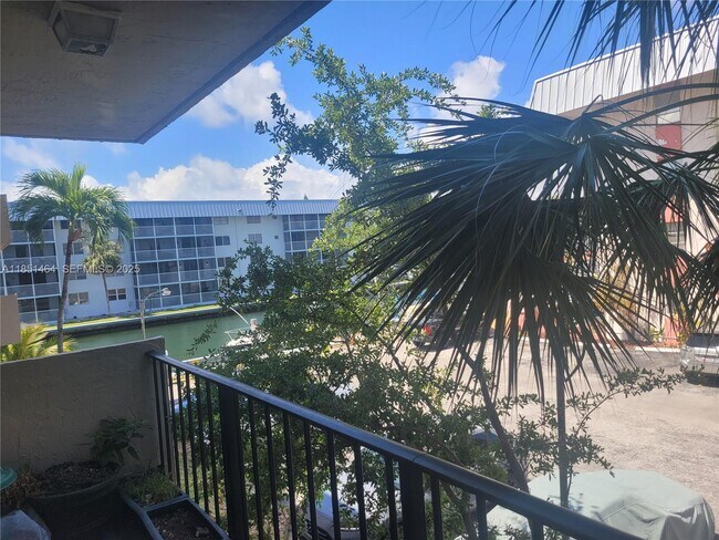 Foto del edificio - 3860 NE 170th St