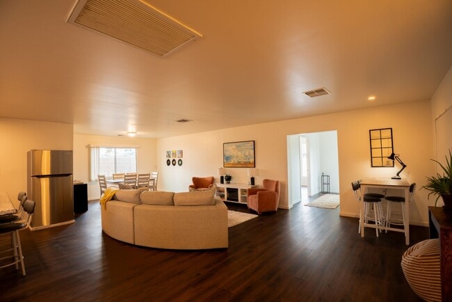 Building Photo - 1720 E Hermosa Dr