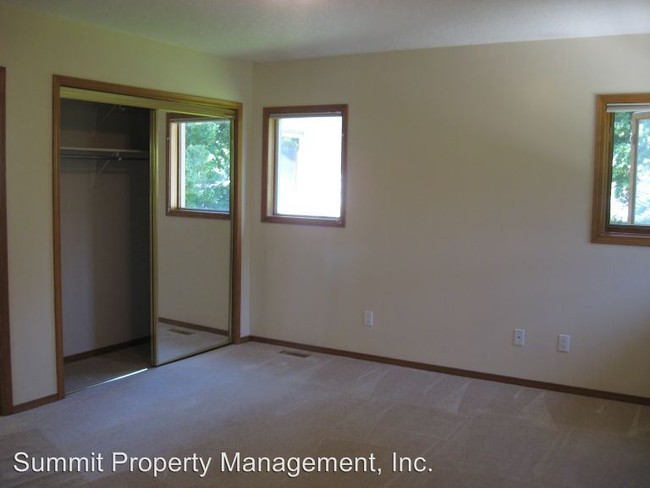 Building Photo - 801 Spartan Dr