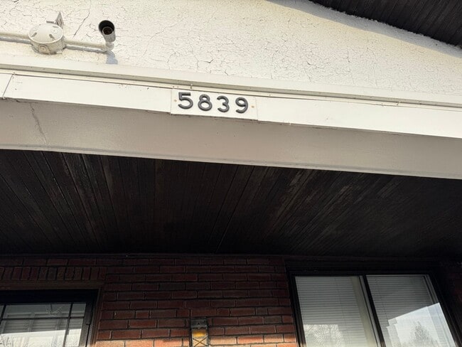 Foto del edificio - 5839 Hampton Ave