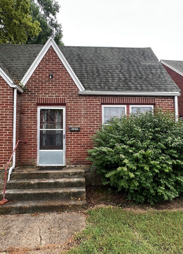 Primary Photo - 325 W Main St