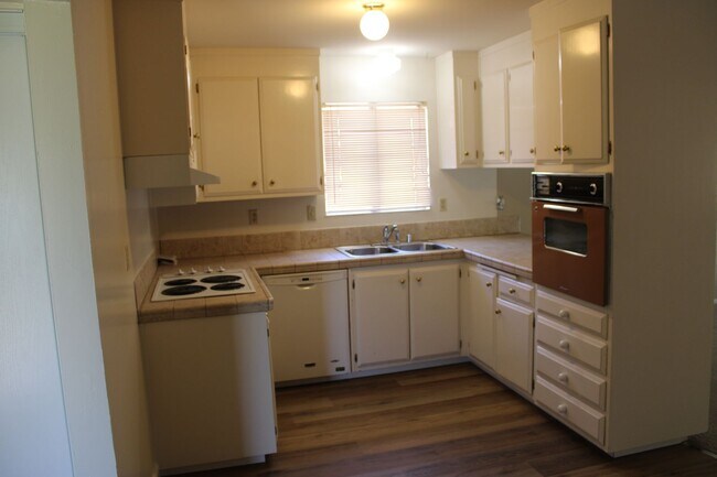 Building Photo - Clayton Valley Highlands 3bed 2bath + Bonu...