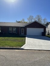 Building Photo - 800 Spring Park Rd