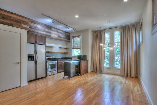 Foto del edificio - Price Improvement! Condo in the heart of 1...