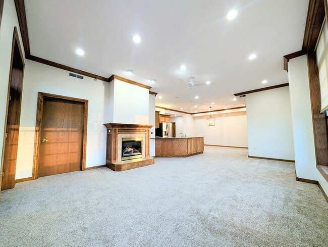 Building Photo - 700 Main St