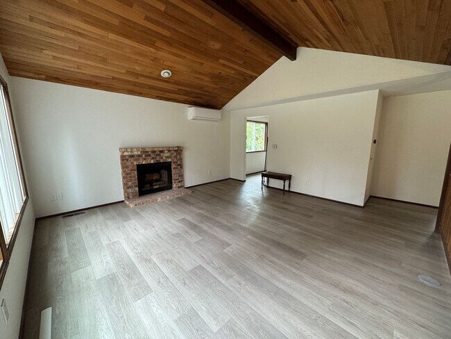 Building Photo - Quiet, N.Seattle neighborhood w/2 car garage