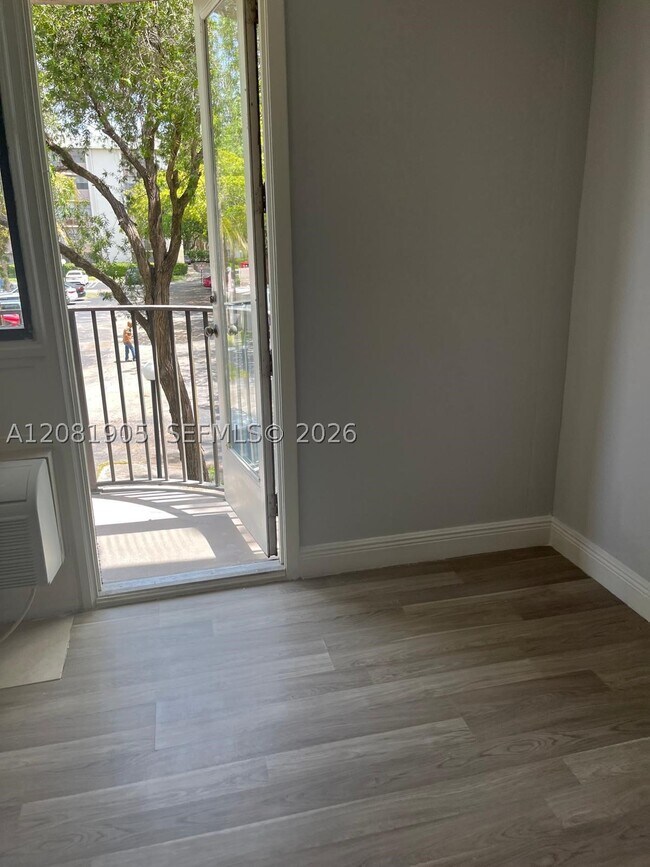 Foto del edificio - 2701 Riverside Dr