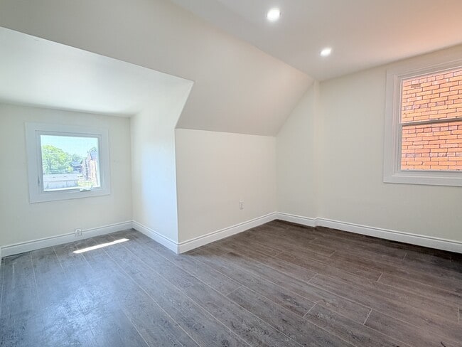 Building Photo - 691 Ouellette Ave