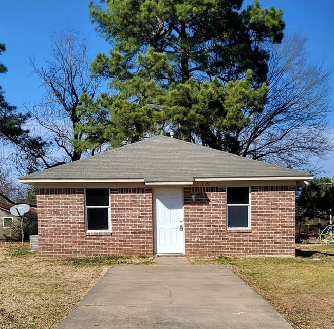 Building Photo - 2811 Pearl St