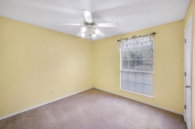 Foto del edificio - 3205 Village Park Dr