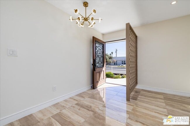 Building Photo - 372 E Molino Rd