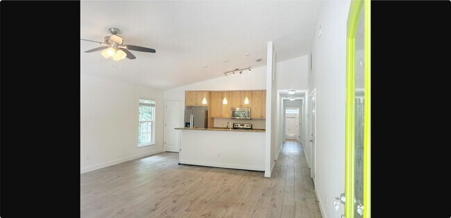 Building Photo - 209 7th St