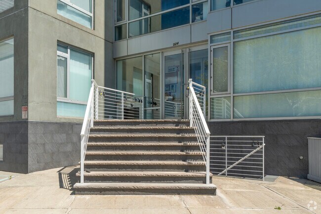 Entrada del edificio - 524 Manhattan Ave