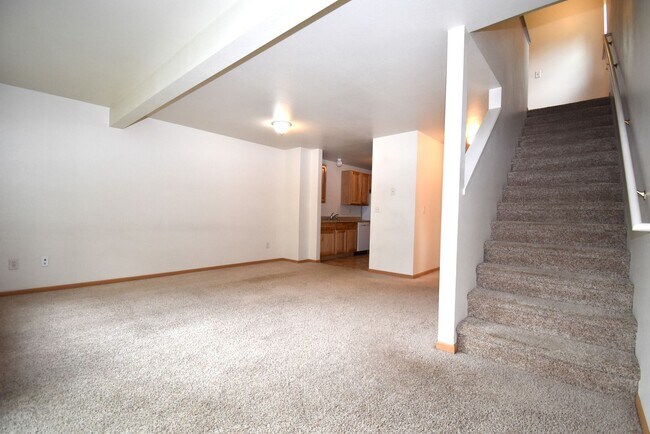 Building Photo - Townhouse Style 3 Bedroom 1.5 bathroom apartment in central Bozeman.  Great Central Location.