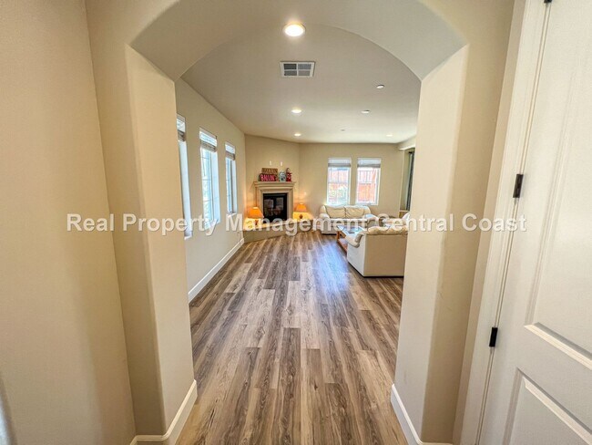 Foto del edificio - LEASE PENDING - Spacious 3 Bedroom / 2.5 B...