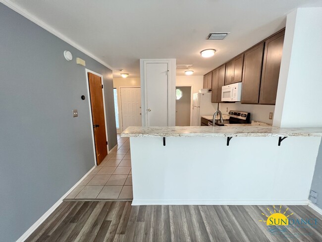 Building Photo - End unit townhome with nice updates!