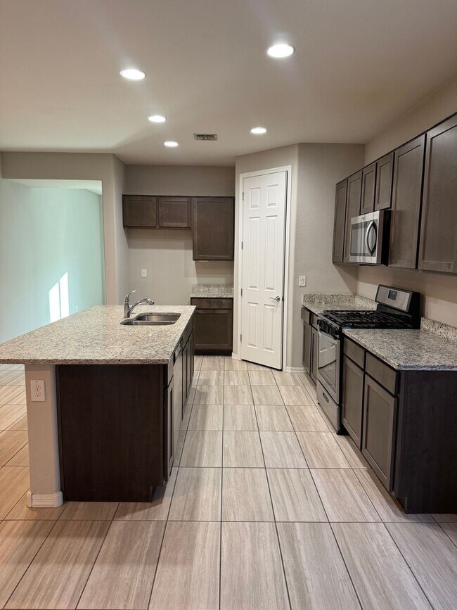 Building Photo - 3 BEDROOM IN LITCHFIELD PARK