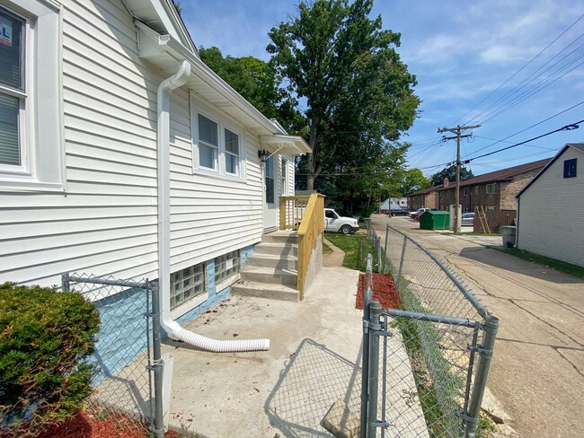 Building Photo - 2 Bedroom Single Family