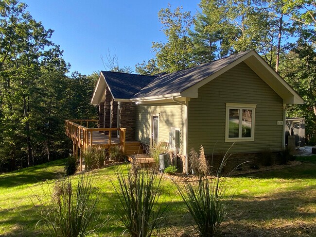 Building Photo - 515 Lakeview Dr