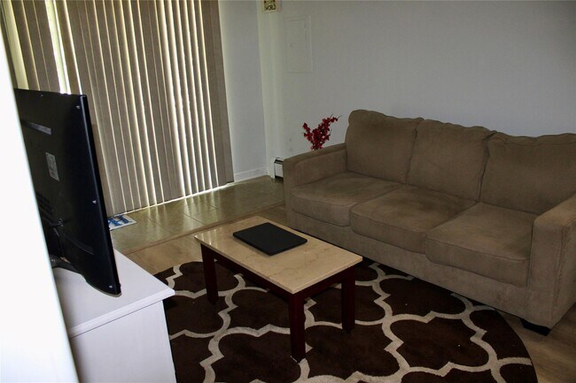 Foto del edificio - 24 Chestnut Ln