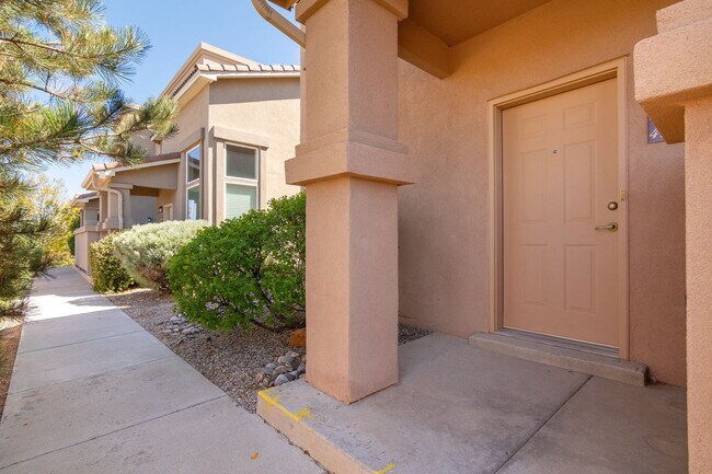 Foto del edificio - End Unit Townhouse Available Now!