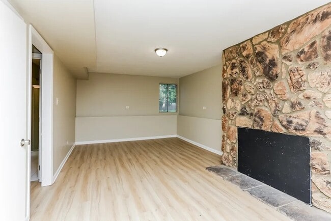 Building Photo - 1029 Surrey Ct