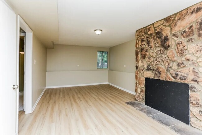 Foto del edificio - 1029 Surrey Ct