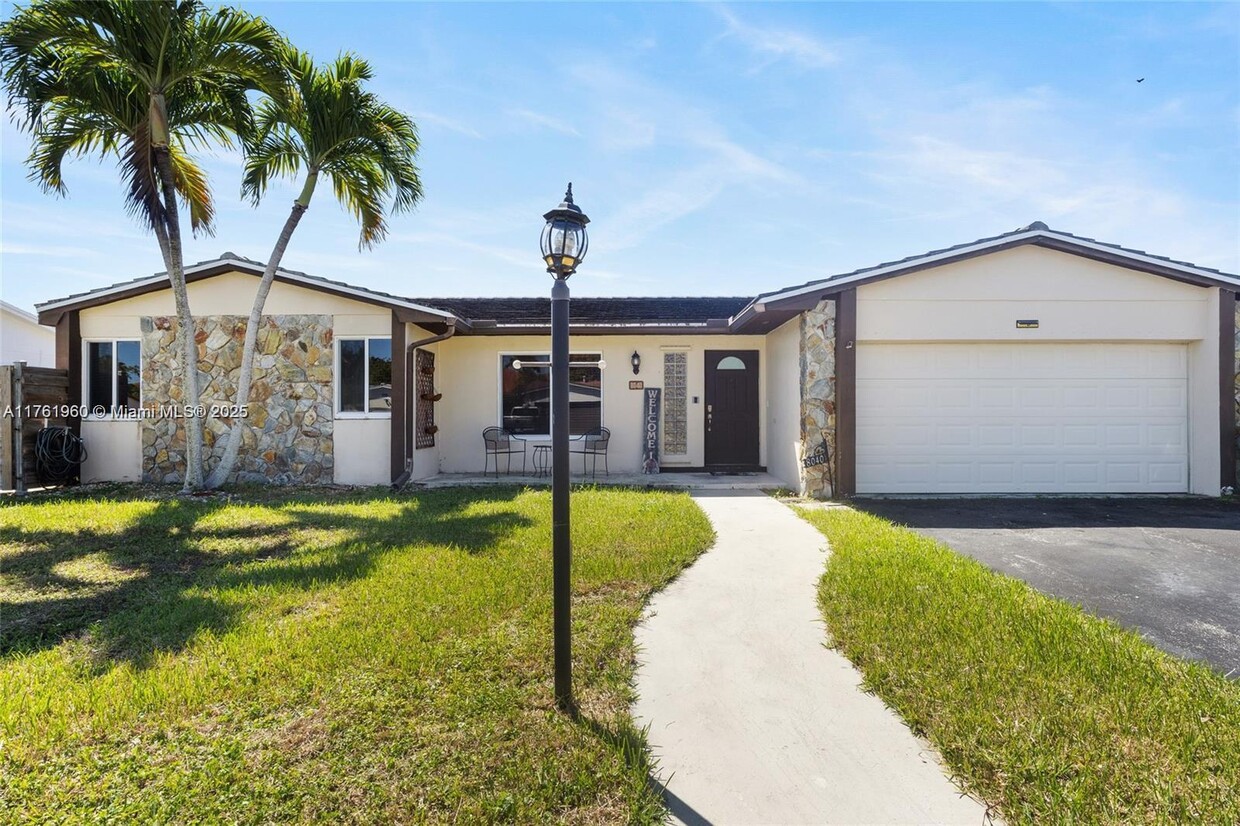 Foto principal - 8040 SW 196th St