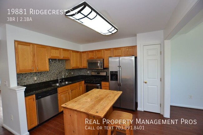Building Photo - 3 Bedroom End Unit In Riverside Villages F...