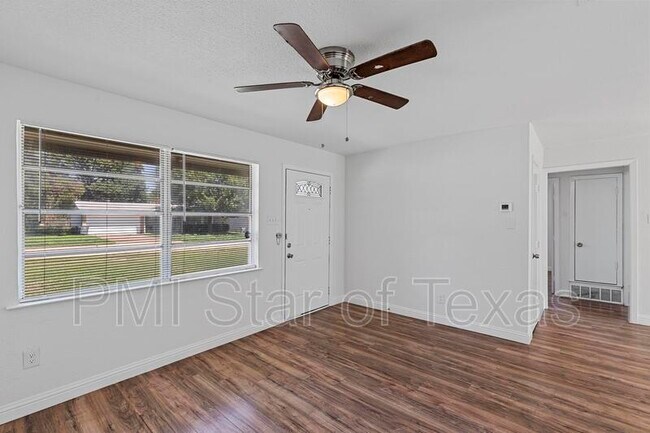 Building Photo - 834 Jadewood Dr