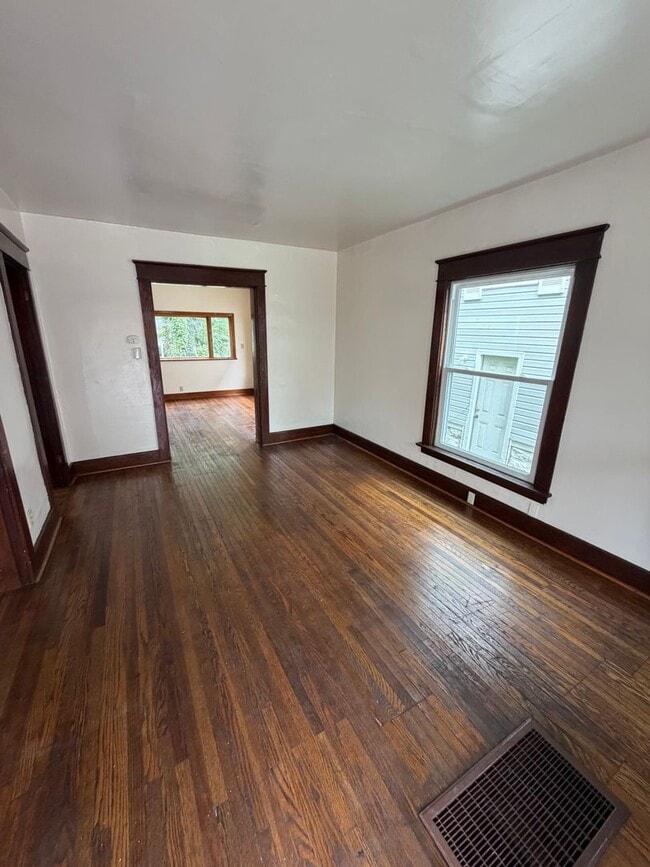 Building Photo - 307 Poplar St
