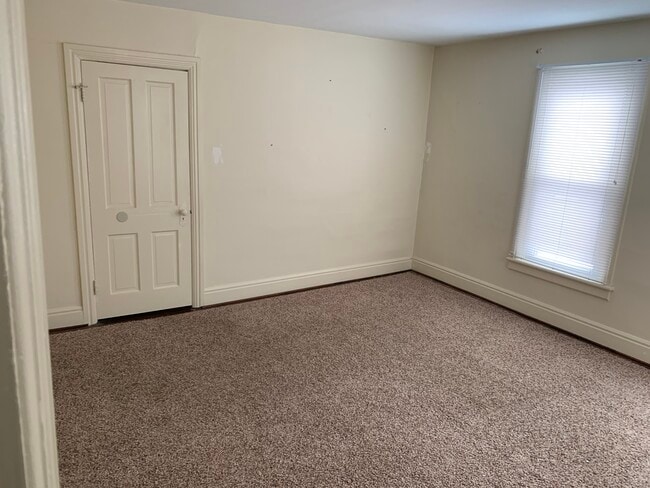 Large bedroom w/2 closets - 201 E Cherry St