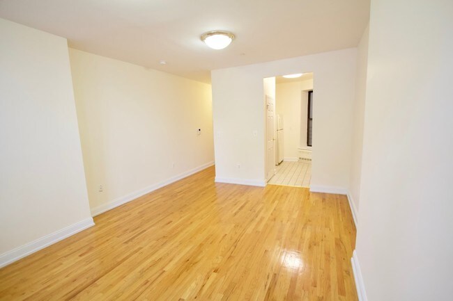Building Photo - 242 W 112th St