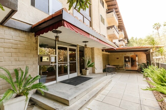 Foto del edificio - 2700 Cahuenga Blvd