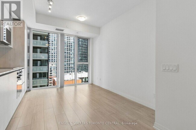 Photo du bâtiment - 400 King St W