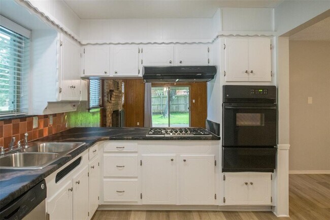 Building Photo - 7101 Monterrey Dr