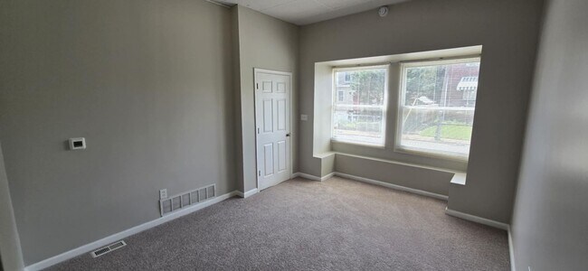 Building Photo - Huge 3-level 4 Bedroom - 2,500 sq/ft!