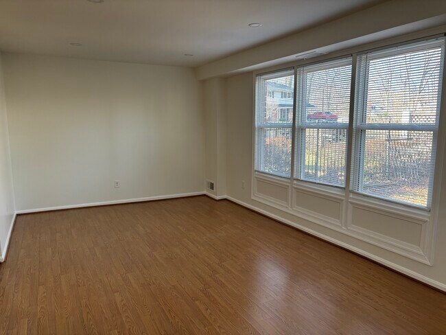 Foto del edificio - 8903 Victoria Rd