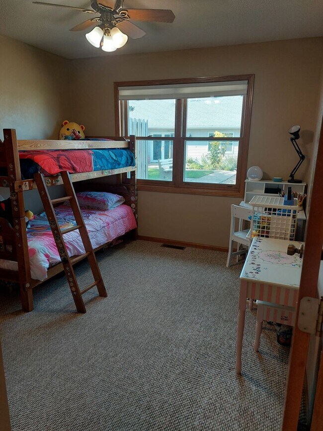 Building Photo - Well Maintained Apartment in Quiet Neighbo...