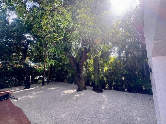 Foto del edificio - 322 Viscaya Ave